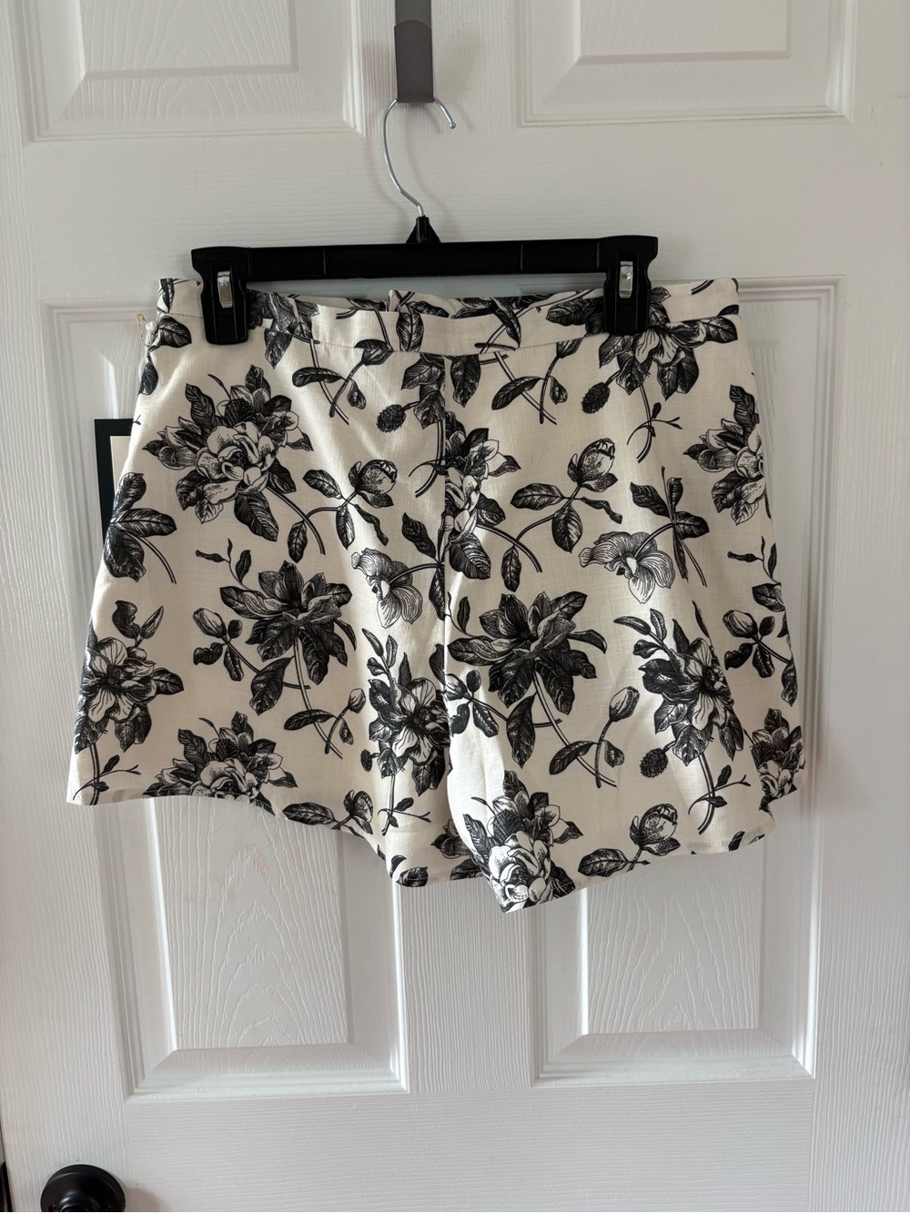 NWT Hyacinth House by Tuckernuck Black & White Floral Tailored Shorts, size M - Picture 2 of 4